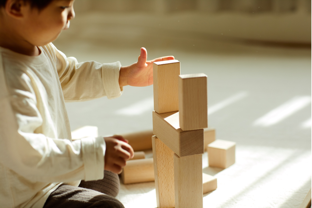 子どもが積み木を壊す理由とは？実は成長に大切な遊びなんです