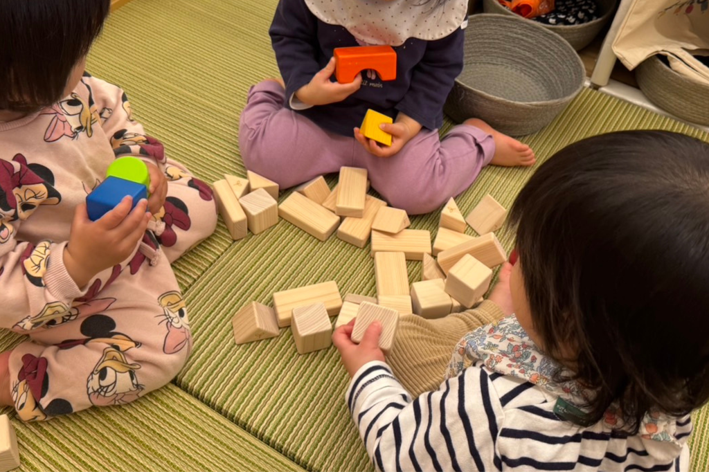【1歳編】つみき遊びのアイデア｜1歳児の発達に合わせた遊び方・関わり方を解説！