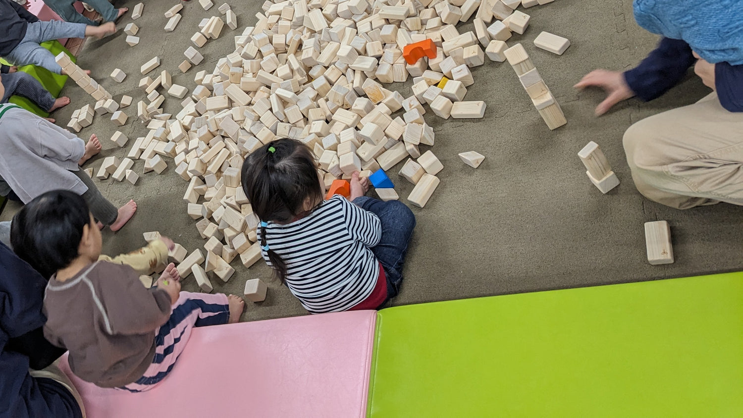 1000ピースの積み木で遊ぶ